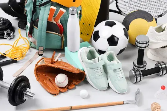 Baseballová rukavice, míč, běžecké boty a další sportovní vybavení